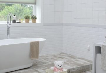 Free standing bath on raised platform
