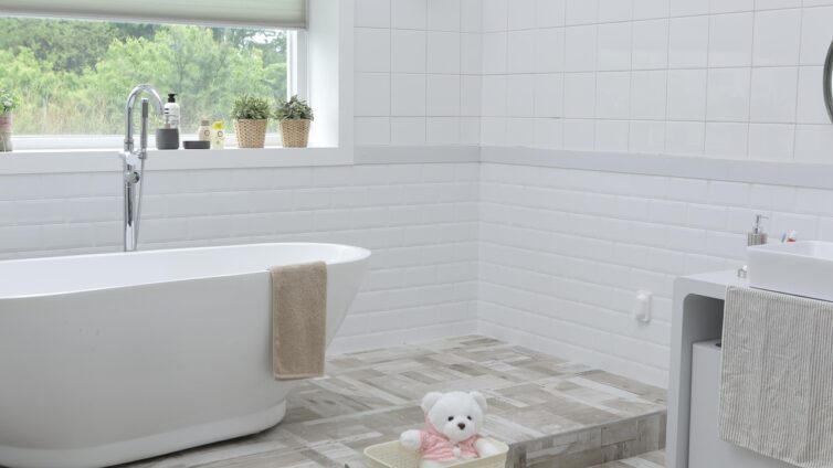 Free standing bath on raised platform