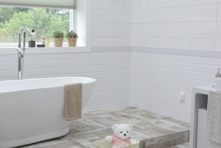Free standing bath on raised platform